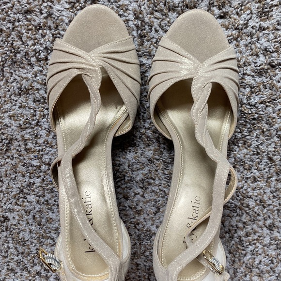 Brand new- never worn, Kelly & Katie gold shimmer heels - Picture 3 of 6